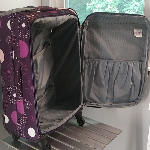 25 Checked Medium Spinner, Expandable, Lightweight Bag. - Picture 5 of 6